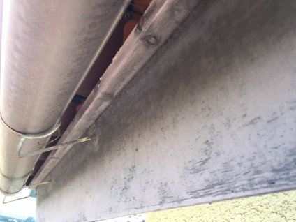 破風板、軒天井を目視調査したところ、様々な自然環境の影響により、退色や苔、塗膜剥離、ジョイントシール材の老朽化が見られ、適切な補修が必要です。
