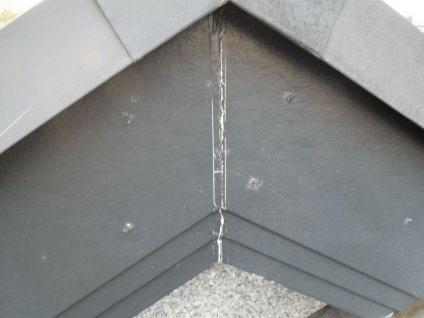 破風板は、経年劣化によるジョイントシール材の老朽化が見られます。