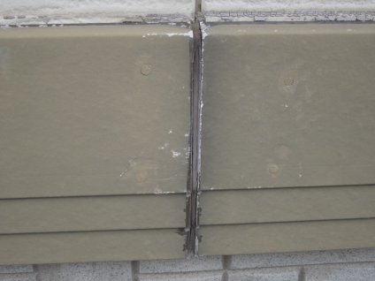 破風板は、経年劣化による色褪せやジョイントシール材の老朽化が確認できます。