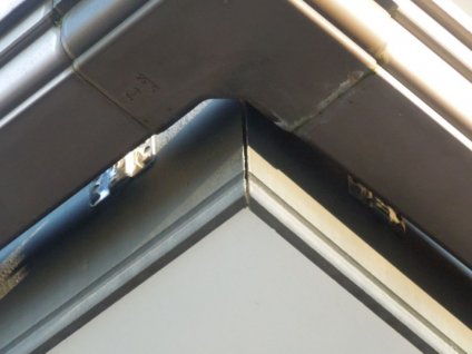破風板は経年劣化による退色や黒カビ、塗膜剥離が見られます。