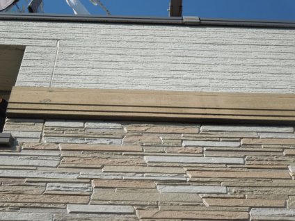 帯板は、経年劣化による退色や塗膜剥離、苔が確認でき、天板部シーリング材の老朽化も見られます。