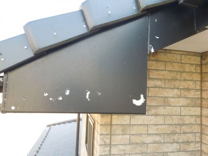 破風板は経年劣化による退色や塗膜剥離、ジョイントシーリング材の老朽化が確認できます。