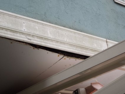 軒天は、経年劣化による退色や黒カビ、塗膜剥離が見られ、帯板上部からの水の浸入が原因と思われル腐食箇所
も確認できます。