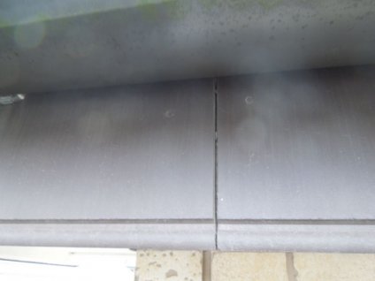 破風板に経年劣化による色褪せやシールの老朽化による隙間が確認できます。