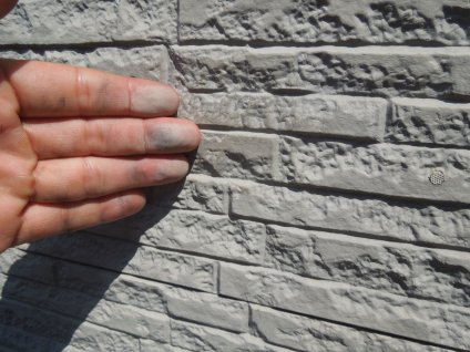 外壁にチョーキング現象（外壁を手で触ると白いチョークみたいな粉が付く。塗膜の劣化のサイン）
と色あせが確認できます。