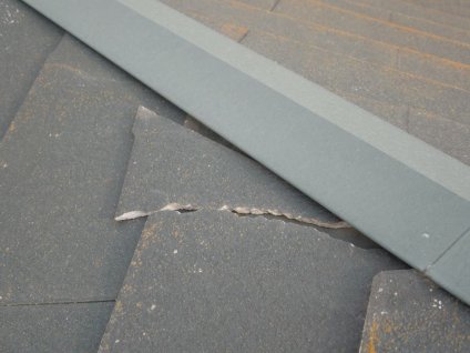 屋根スレート瓦のひび割れや割れが確認できます。