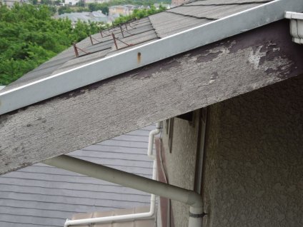 破風板は、経年劣化による塗膜剥離や乾燥が確認できます。