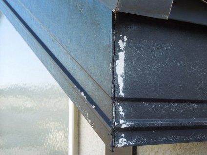 破風板は、経年劣化による退色や塗膜剥離、ジョイントシーリング材の老朽化が見られます。