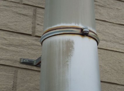雨樋に、経年劣化による色褪せ、硬化を確認できます。