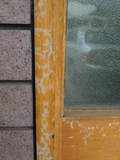 ▲玄関扉の塗膜剥離