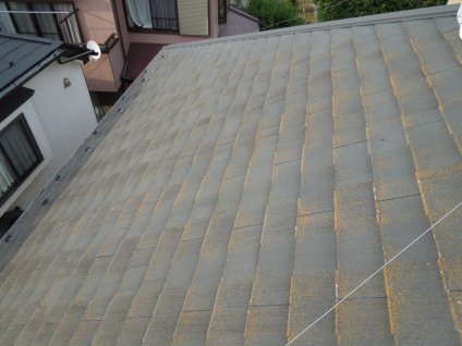 屋根スレート瓦に苔や色褪せが確認できます。