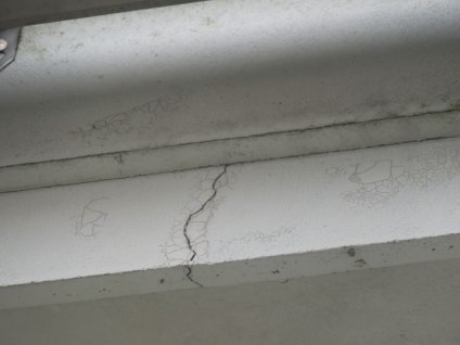 破風板は、経年劣化による退色やひび割れ、ジョイント部に隙間が見られます。