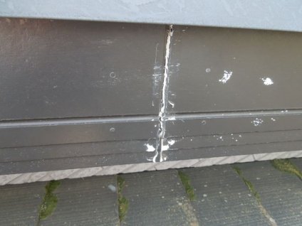 破風板は、経年劣化による退色や苔、ジョイントシール材の老朽化が確認出来ます。