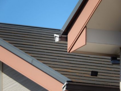 屋根スレート瓦に苔が生え、防水性を失っているのが確認できます。