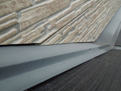 サイディングボードと下屋根との取り合い部の間隔が狭く、水分を含みやすい状態です。