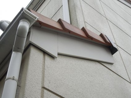破風板は経年劣化による退色やジョイントシール材の老朽化が確認できます。