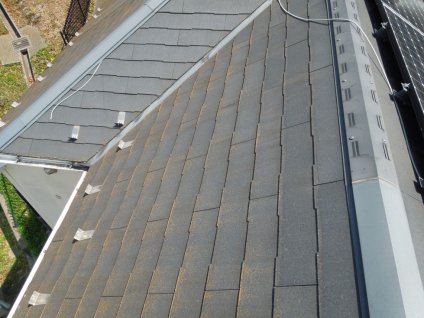 屋根スレート瓦に苔や色褪せ、塗膜剥離が確認できます。