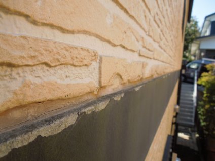 帯板天場部のシーリング材の老朽化や塗膜剥離が確認できます。