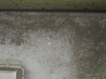 ベレンダ床防水は、経年劣化による塵埃や細かなクラック（ひび割れ）が確認できます。