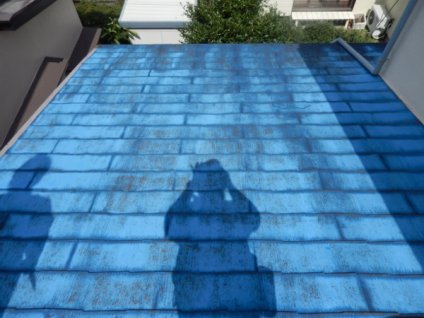 ▲屋根の塗膜の剥離・割れ・苔の発生