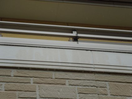 帯板は、経年劣化による退色や反り返り、ジョイントシール材の老朽化が見られ、玄関上部の
帯板天場部は、シーリング処理が施されていないのが確認できます。