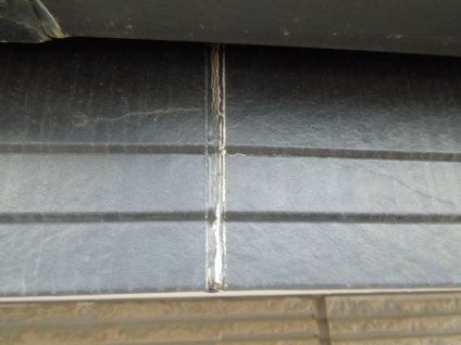 破風板は、経年劣化による退色が見られ、ジョイントシール材の老朽化も確認できます。