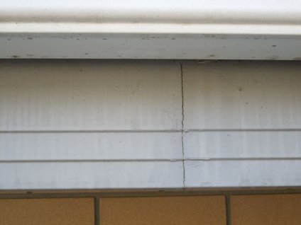 破風板は、経年劣化による退色や塗膜剥離、ジョイントシール材の老朽化が確認できます。