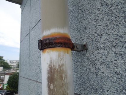 雨樋は、経年劣化による退色、金具の錆が確認できます。
