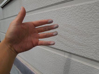 外壁は、表面に触れると、チョークのような白い粉が付く状態（チョーキング現象）になり、建物を保護する機能を失っています。