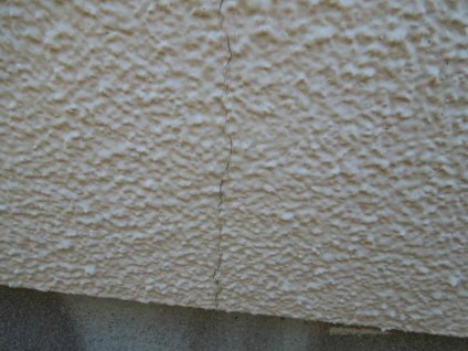 外壁に、経年劣化による色褪せ、苔・塵埃などによる汚れ、塗膜剥離、ひび割れなどが確認できます。