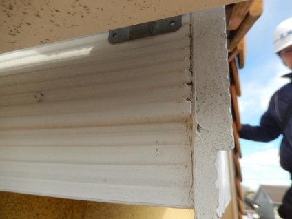 破風板等の付帯部に、塗膜剥離・黒カビ・塵埃等の汚れ・シーリングの劣化が確認できます。