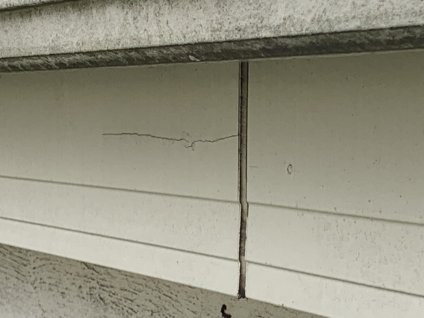破風板に経年劣化によるジョイントシール材の劣化が確認できます。