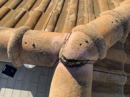 屋根棟部連結箇所のシーリングに劣化が確認できます。