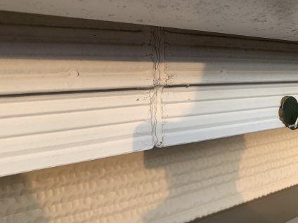 破風板、軒天井を目視調査したところ、様々な自然環境の影響により、退色や苔、塗膜剥離、ジョイントシール材の老朽化が見られ、適切な補修が必要です。