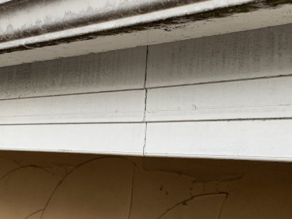 破風板に経年劣化によるジョイントシール材の劣化が確認できます。