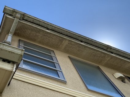 軒天井に経年劣化による退色、黒カビなどの劣化が確認できます。
