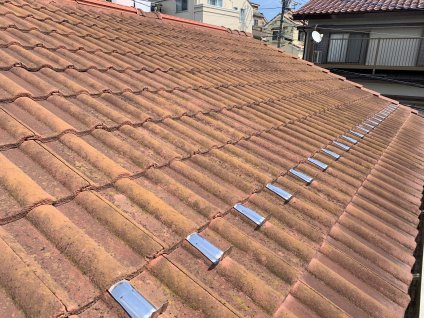 屋根に経年劣化による色褪せや苔などの劣化が確認できます。