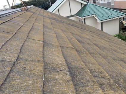 屋根を目視調査したところ、長期にわたる紫外線、温冷差、雨水、酸性ガス、風などの影響によって、退色や苔、クラックなどの劣化現象が見られ、適切な補修が必要です。