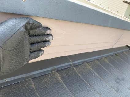 破風板に経年劣化による退色、苔、黒カビ、塗膜剥離などの劣化が確認できます。