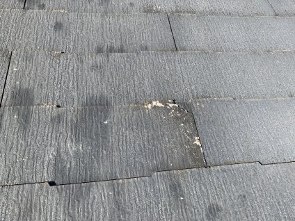屋根を目視調査したところ、長期にわたる紫外線、温冷差、雨水、酸性ガス、風などの影響によって、退色や剥離を引き起こしています。フルベスト（ナショナル）のスレートを使用しており、割れやすい状態となっておりますので、塗装での修復よりも、重ね葺き（カバー工法）による修復をおすすめします。