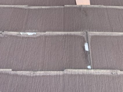 屋根を目視調査したところ、長期にわたる紫外線、温冷差、雨水、酸性ガス、風などの影響によって、退色や剥離を引き起こしています。ニチハ（パミール）製のスレートを使用しているので塗装での修復は基本的に禁止となります。