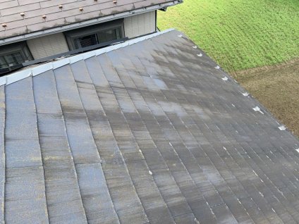 屋根を目視調査したところ、長期にわたる紫外線、温冷差、雨水、酸性ガス、風などの影響によって、退色や苔などの劣化現象が見られ、適切な補修が必要です。
