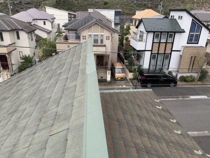 屋根を目視調査したところ、長期にわたる紫外線、温冷差、雨水、酸性ガス、風などの影響によって、退色や苔、クラックなどの劣化現象が見られ、適切な補修が必要です。
劣化の著しいスレートは、交換した後に塗装致します。