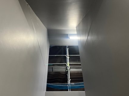 階段室内AFTER